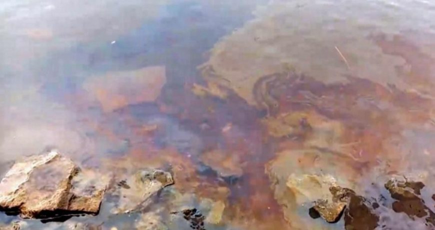 Пятно нефтепродуктов в 4 километра обнаружено в Архангельской области на реке Северная Двина