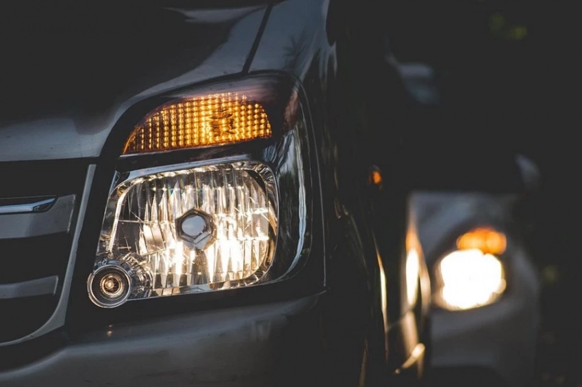 Эксперты напомнили водителям о важности регулировки фар в осенне-зимний период