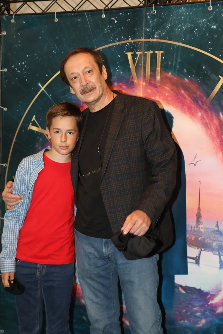 Роман с Верой Сотниковой, страшные депрессии и работа дворником: тяжелые испытания в жизни Владислава Ветрова