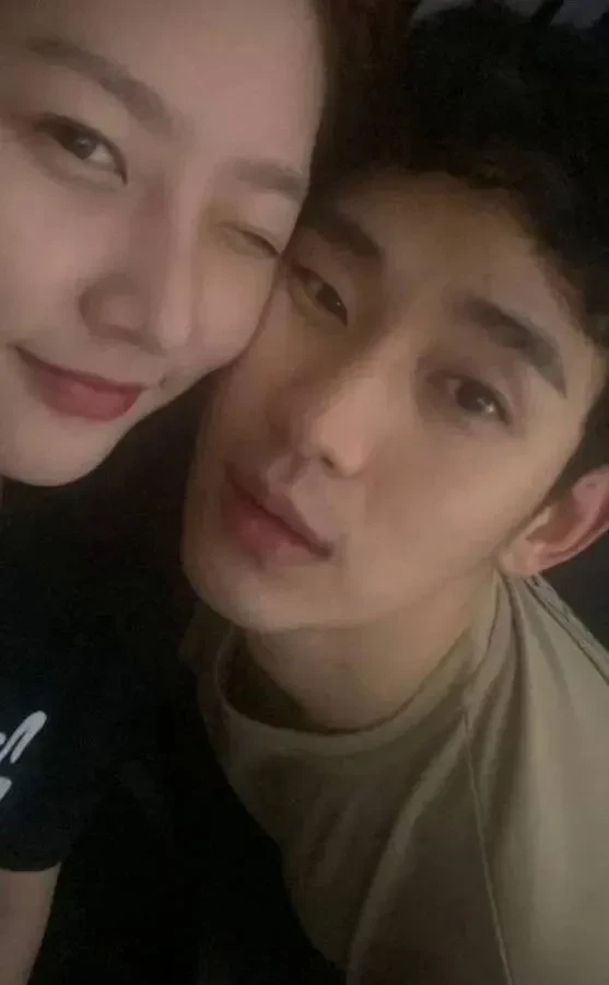 В смерти актрисы Ким Сэ Рон обвиняют ее экс-бойфренда Ким Су Хёна. Их роман предположительно начался, когда ей было 15, а ему — 27