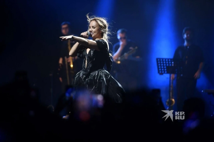 Устроила рейв и раздавала автографы: МакSим поразила зрителей на сольном концерте