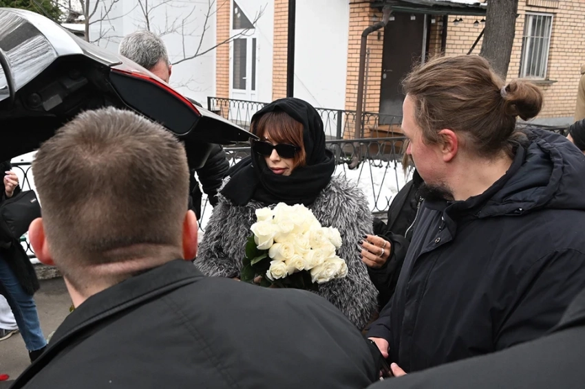 "Ей нужна помощь специалистов": Друзья умершего Паши Техника пытаются вразумить оскандалившуюся экс-жену