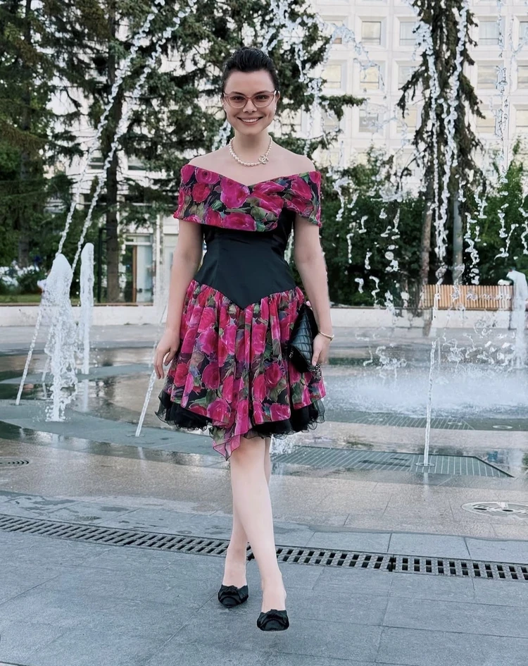 Похудевшая Татьяна Брухунова в платье выпускницы стала похожа на внучку Петросяна