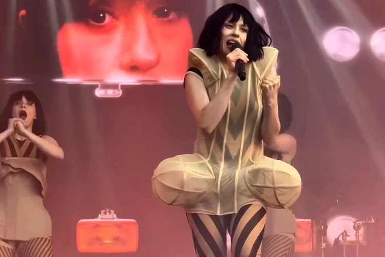 Певица IOWA появилась на концерте в День защиты детей в странном костюме