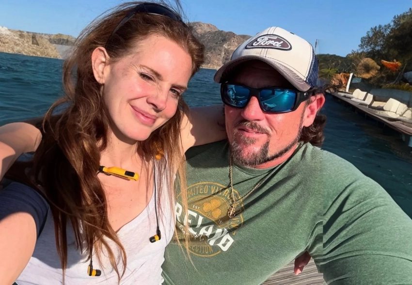 Лана Дель Рей проводит лето в глуши Луизианы и помогает мужу с его крокодилами