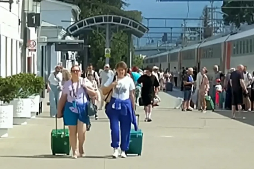 В Краснодарском крае обломки украинского БПЛА упали на пассажирский поезд