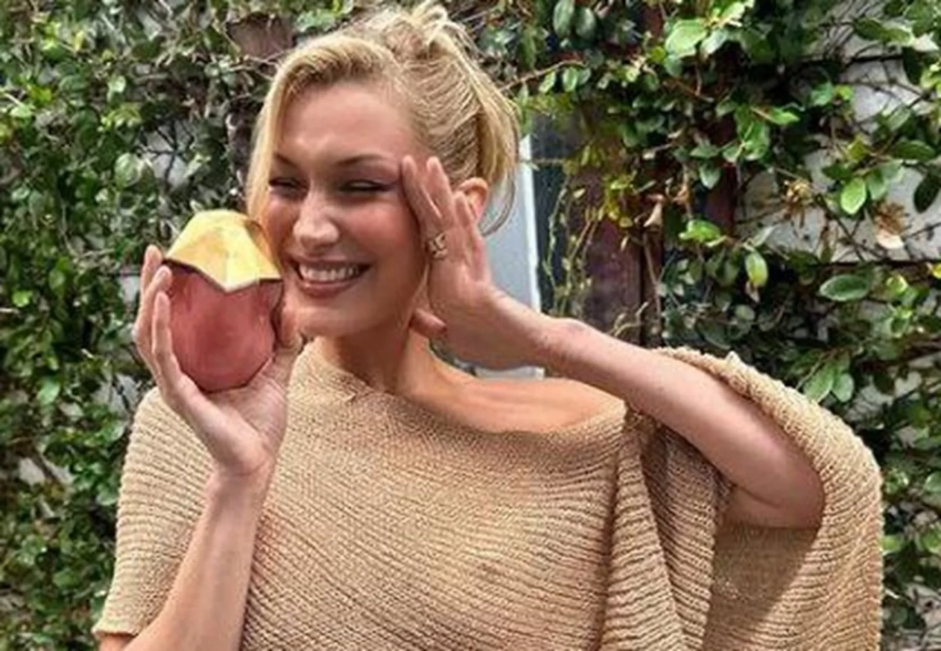 Белла Хадид снялась для рекламы своего бренда в полупрозрачной накидке без белья