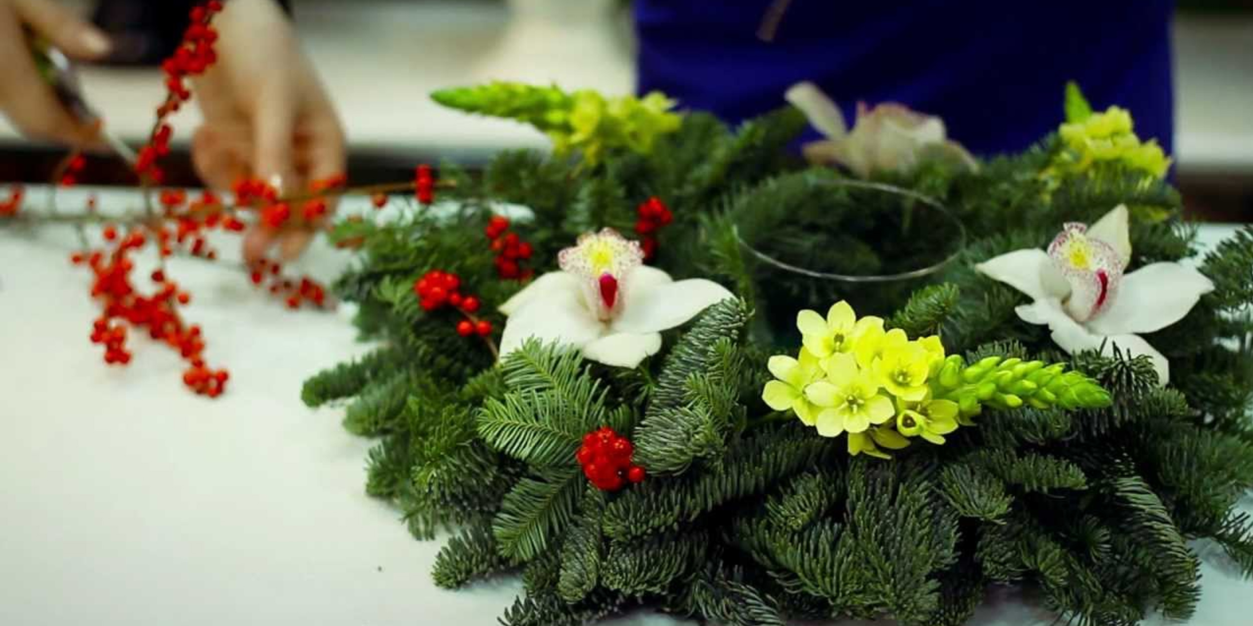 Зачем во время похорон бросают еловые ветки